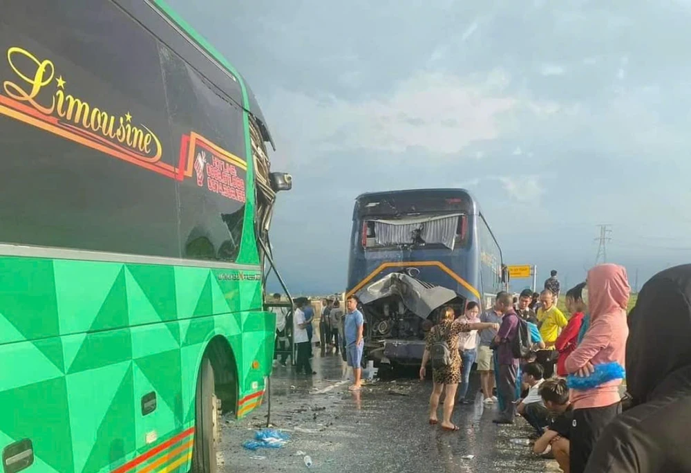 Xe khách va chạm trên cao tốc Diễn Châu - Bãi Vọt gây ách tắc kéo dài - Ảnh 1.