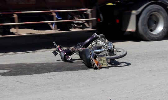 阮永康遭事故後遺留的摩托車。（圖片來源：勞動者報/G.Minh）