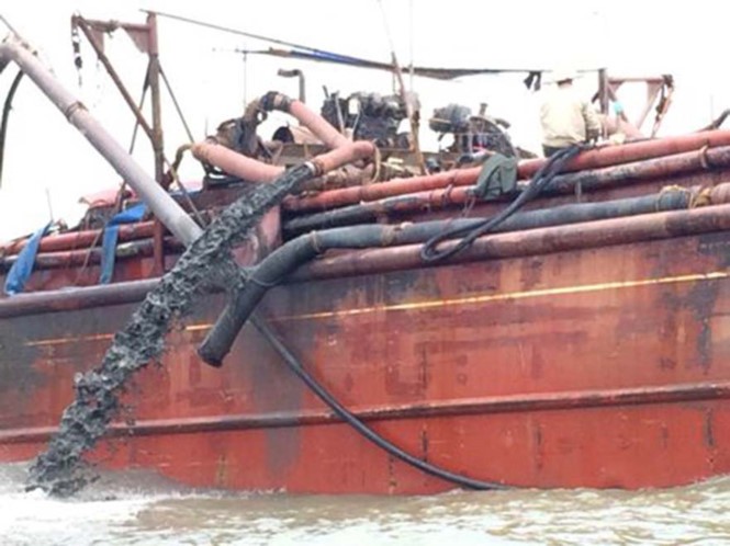 在清化和乂安兩省之間海域排放廢棄泥漿的船。（圖片來源：慶中）