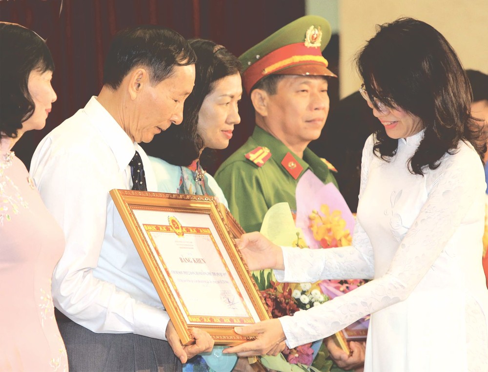 市人委會副主席阮氏秋向各典範頒予獎狀。（圖片來源：互聯網）
