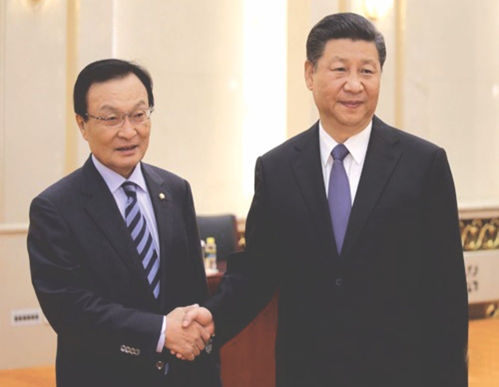 韓國總統特使、前國務總理李海瓚（左）同中國國家主席習近平握手合影。（圖片來源：互聯網）