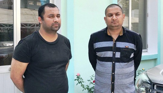 被公安逮捕的拉維‧巴卡什（左）和穆恩‧阿特弗賴。（圖片來源：國勝）
