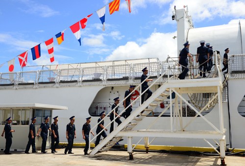 越南海上警察軍官們登上CSB 8020巡邏艇。（圖片來源：美國駐越南大使館）