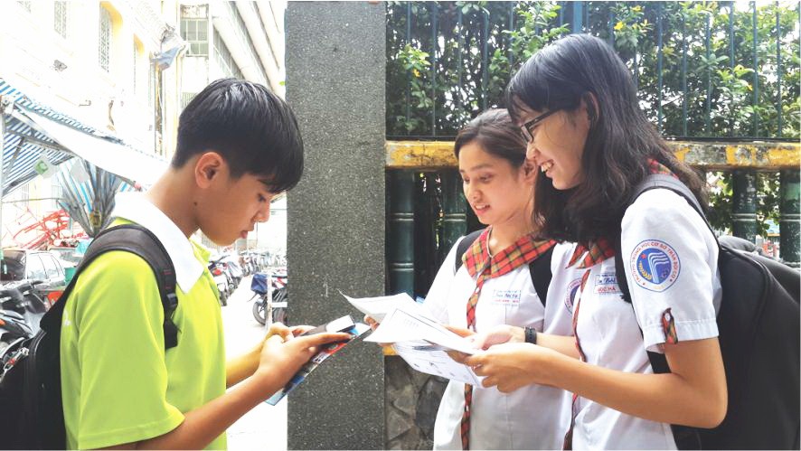 華人學生考後互相交流。（圖片來源：心雨）