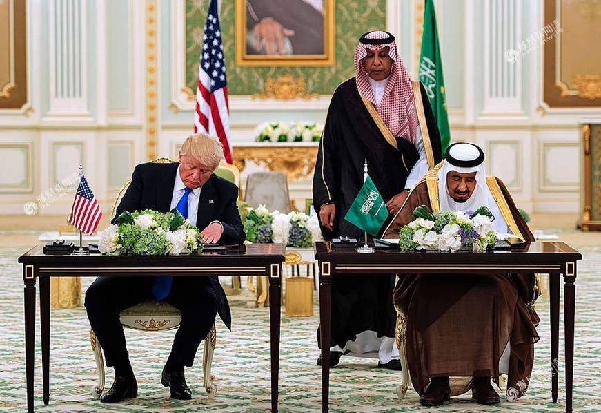特朗普與薩勒曼簽署價值高達1100億美元的軍售協定。（圖片來源：AFP）