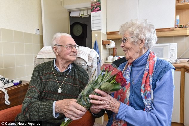 兩位百歲老人亞瑟、弗洛倫斯（圖片來源：Caters News Agency）