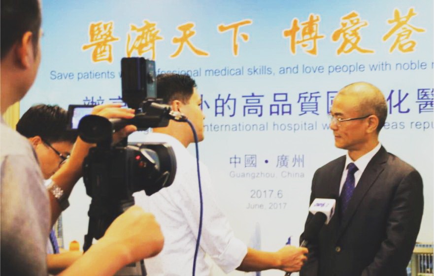 媒體採訪廣州現代腫瘤醫院總經理涂孝明。（圖片來源：東風）