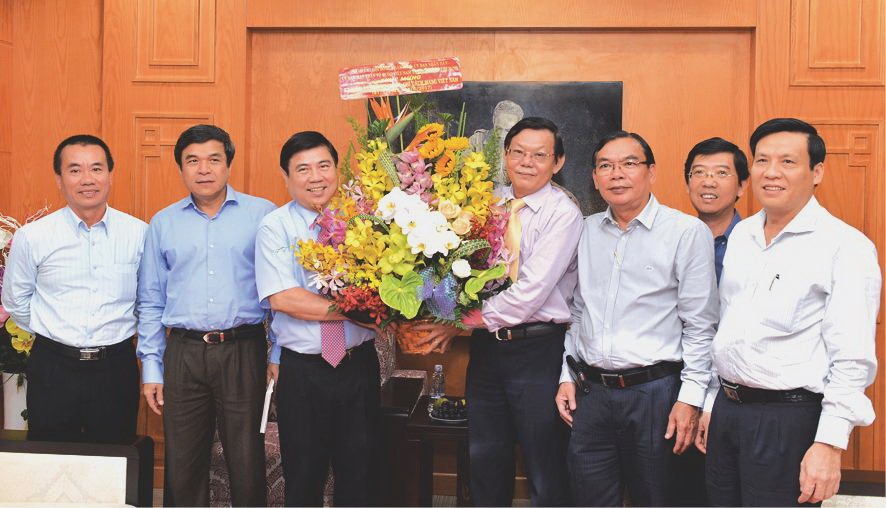 市人委會主席阮成鋒祝賀《西貢解放報》。（圖片來源：西貢解放報）