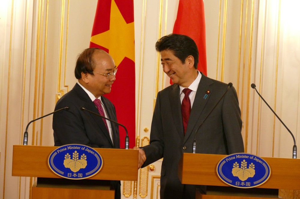 日本首相安倍晉三表示將與阮春福總理攜手大力促進兩國的全面合作。（圖片來源：黎堅）