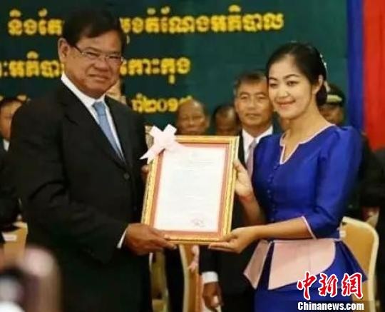 柬國國公省女省長密杜娜‧布通（右）（圖片來源：中新網）
