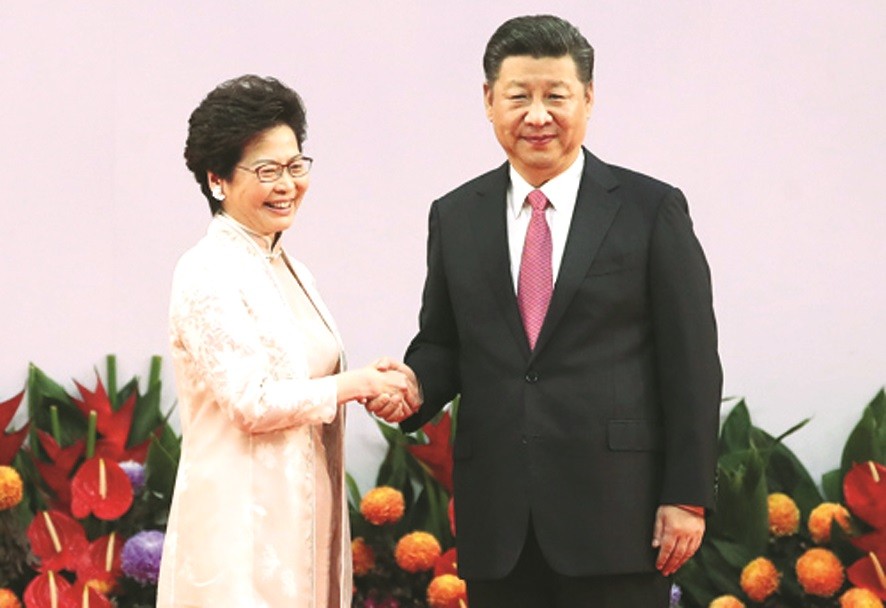 宣誓完畢，中國國家主席習近平與林鄭月娥握手。（圖片來源：互聯網）