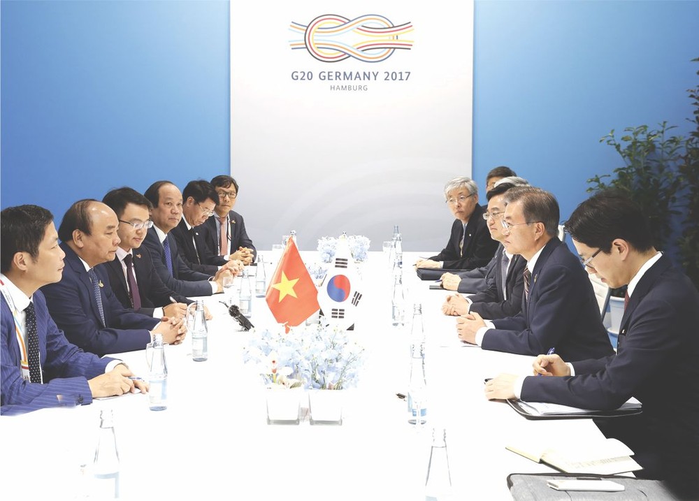 阮春福總理與韓國總統文在寅舉行會議。（圖片來源：互聯網）