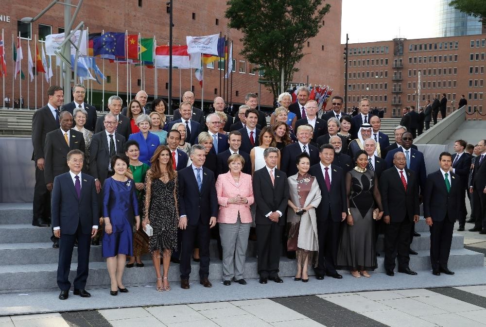 二十國集團領導人及配偶集體合影。（圖片來源：互聯網）