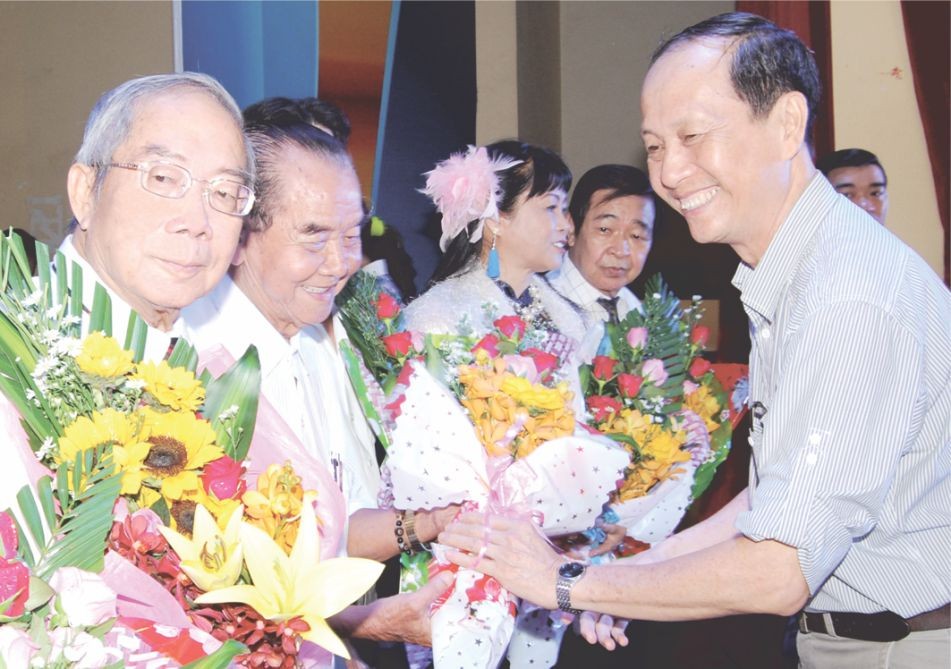 第五郡文化中心主任陳耀枝向各老師贈送鮮花。（圖片來源：仁建）
