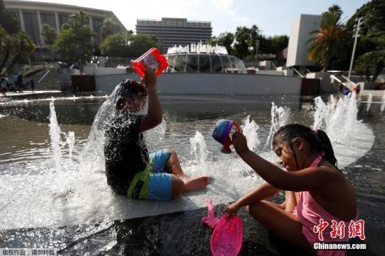 兒童在噴泉戲水解暑。（圖片來源：中新網）