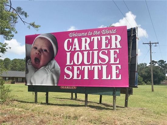 廣告牌慶祝女嬰的誕生。（圖片來源：互聯網）