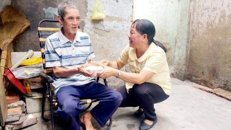 范氏雲給家住第十郡阮知方街的黎文進老伯送飯。（圖片來源：SGGPO）