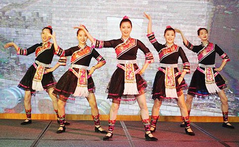 來自廣西的少女表演民族舞蹈。（圖片來源：仁建）