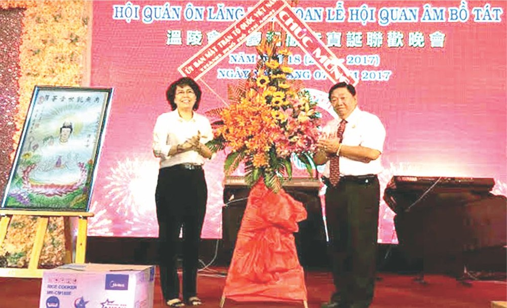 市祖國陣線委員會主席蘇氏碧珠(左)向會館贈送花籃祝賀。（圖片來源：曉東）