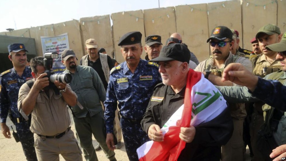 伊拉克總理海德爾·阿巴迪抵達摩蘇爾。（圖片來源：AP）