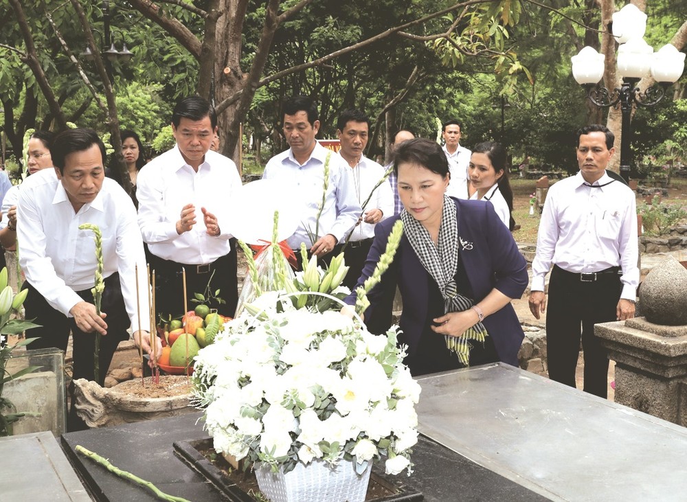 國會主席阮氏金銀在武氏六烈士陵墓上香緬懷。（圖片來源：互聯網）