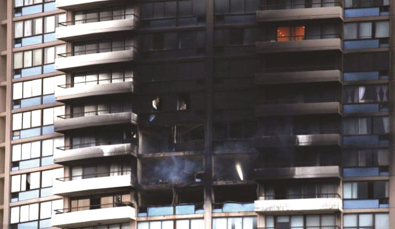 公寓的外牆被燒成黑色。（圖片來源：互聯網）