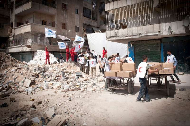 联合国难民署的工作人员正在与合作伙伴在叙利亚阿勒颇东区提供援助。难民署图片。（圖源：互聯網）