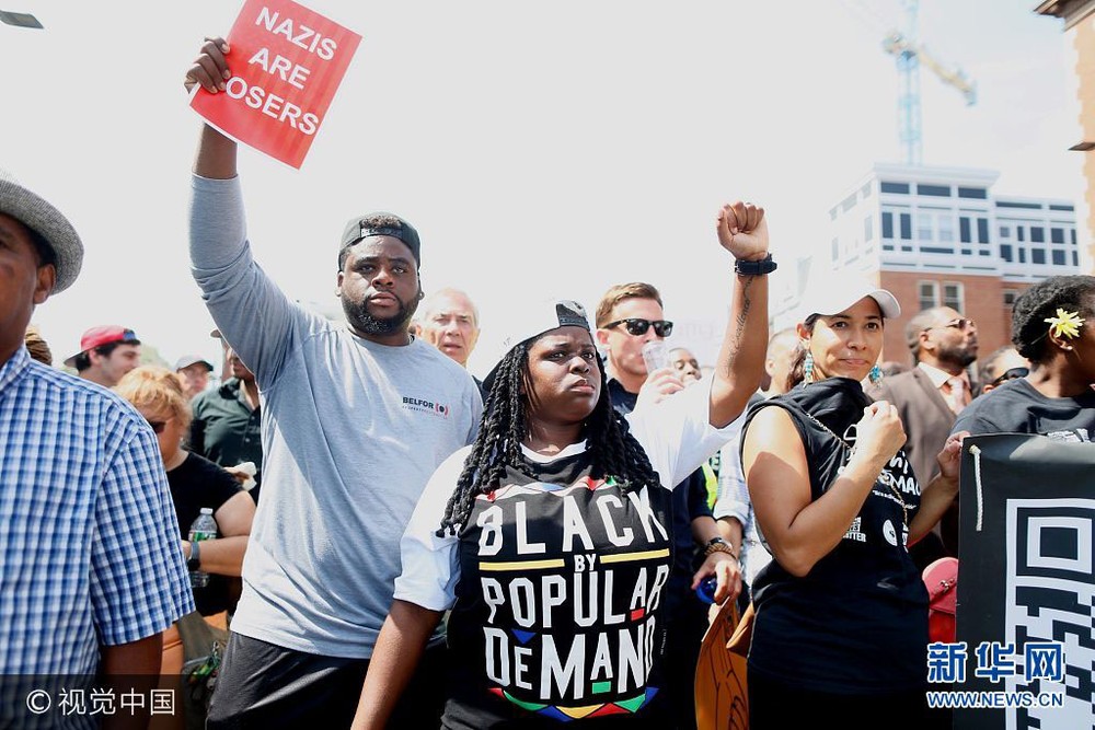 波士頓發生大規模示威，市民高舉反對標語。