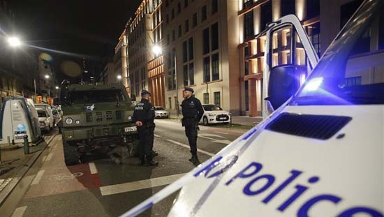 8月25日，在比利时首都布鲁塞尔市中心，警察在袭警事件现场附近警戒。（图片来源：新华社）