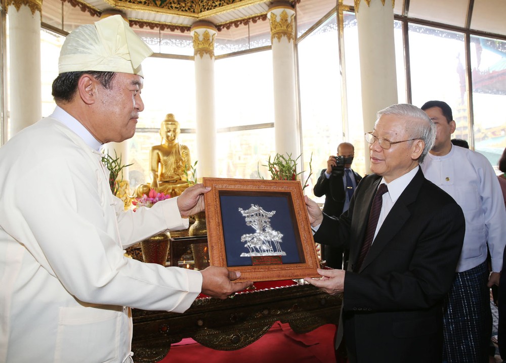 阮富仲總書記向緬甸瑞光大金塔贈送紀念品。