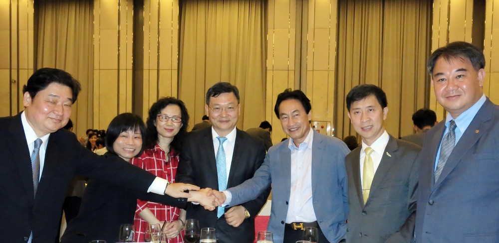 呂國慶副廳長(右三)歡迎台灣旅遊業者代表蒞臨本市參展。