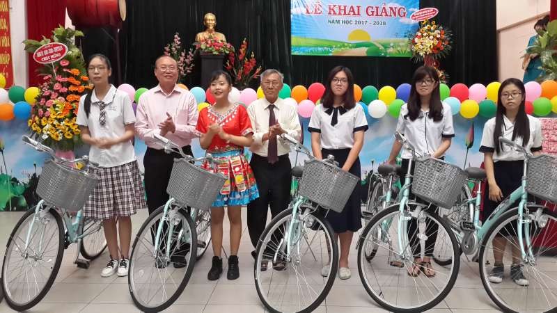 啟秀校友會贊助2700本練習簿、亞洲餅家總經理高肇力贈送5輛自行車給5名考取第一名的高中生