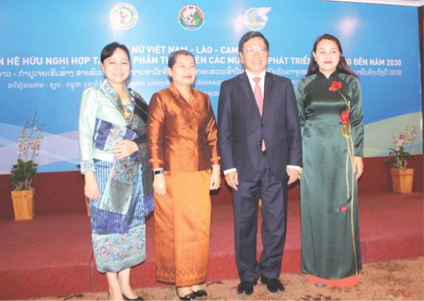 政府副總理范平明與３國婦聯會主席合影。