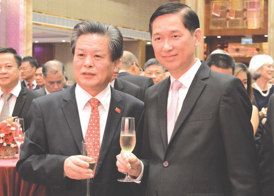 市人委會副主席陳永線（右）向陳德海總領事 祝賀中國國慶。
