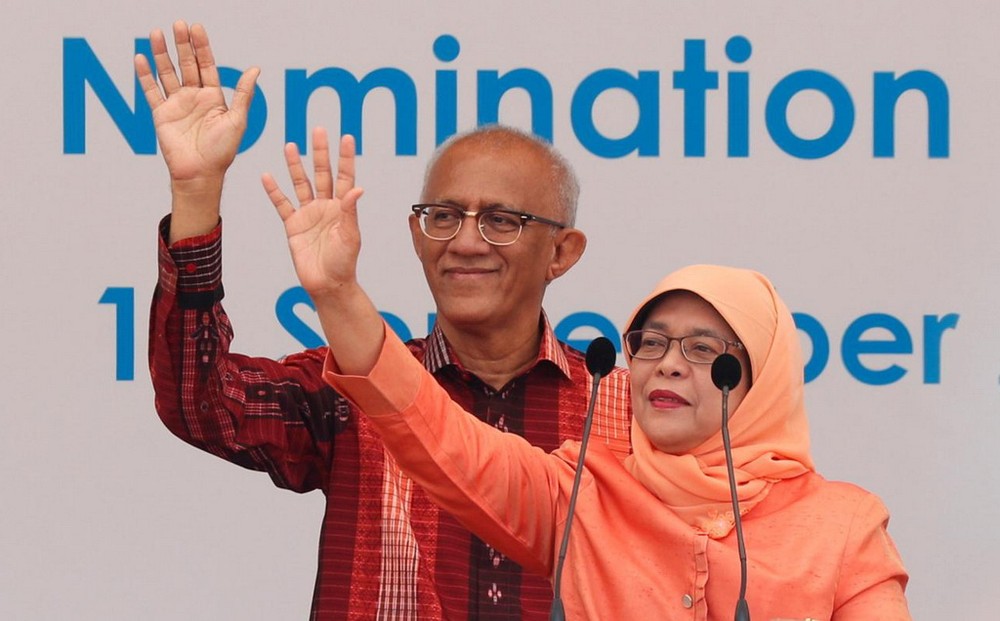 新加坡新總統哈莉瑪與丈夫向支持者揮手致謝。