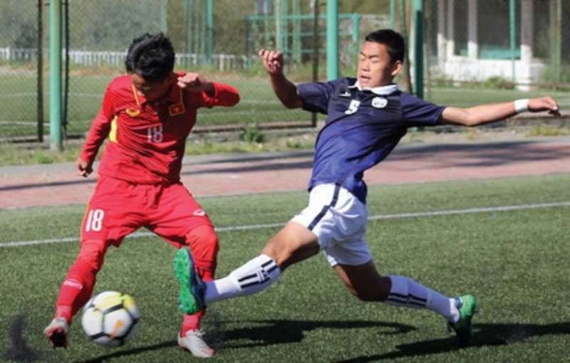 越南U16隊（左）贏得開門紅。