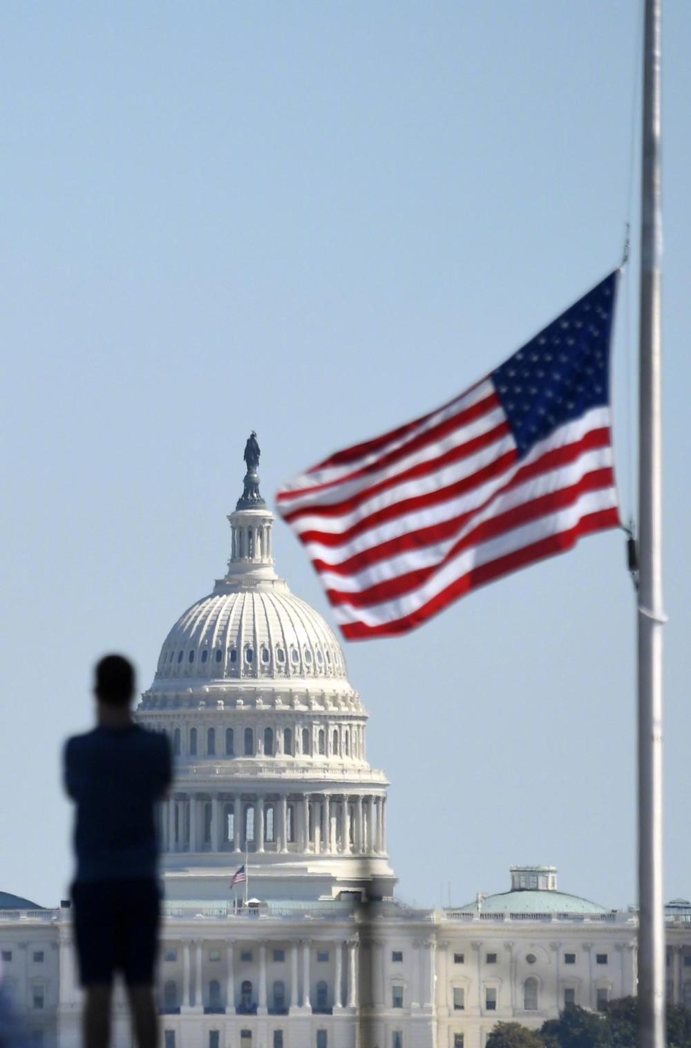 事件發生後，美國聯邦建築降半旗以示哀悼。