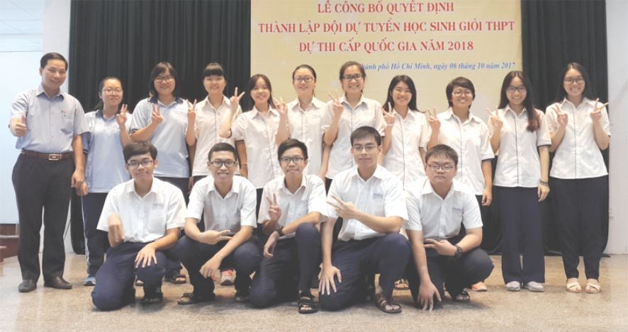 阮國強老師(左一)與15名華文科優秀生合照。