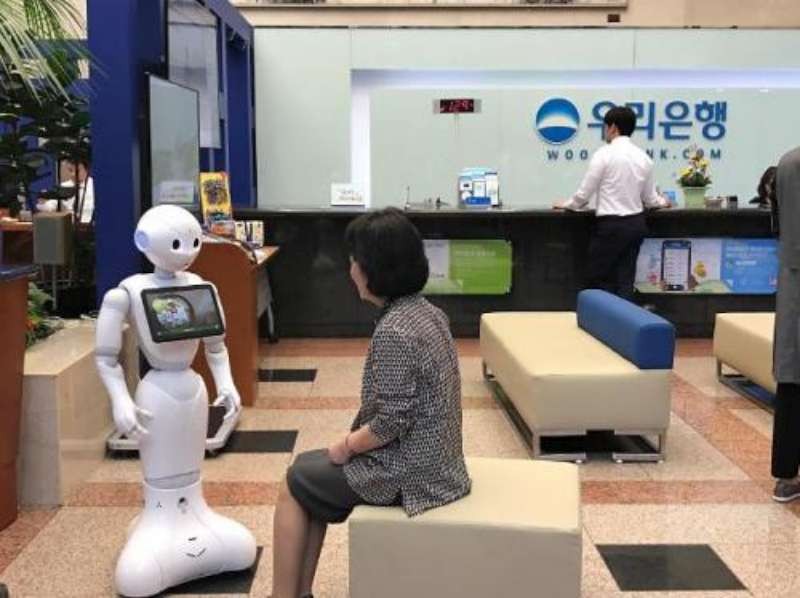 機器人“Pepper”為顧客提供服務。