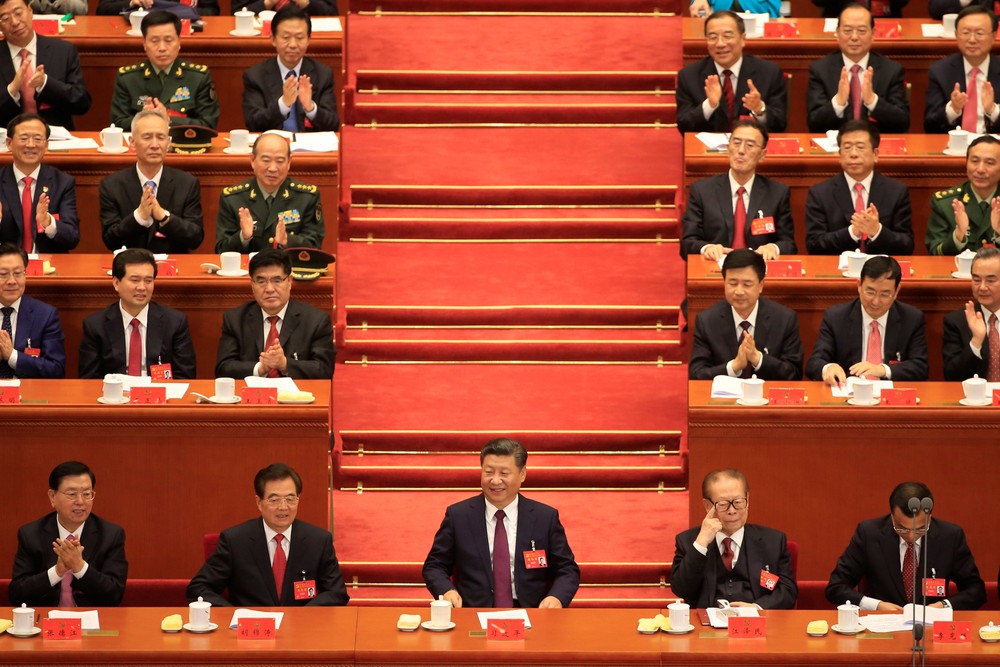 　　中國國家主席習近平（前排中）與各位領導及原領導 出席十九大開幕式。