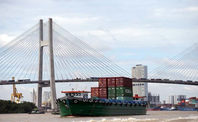 西貢河許多道橋樑的淨空過低，成為大貨船的通行障礙。