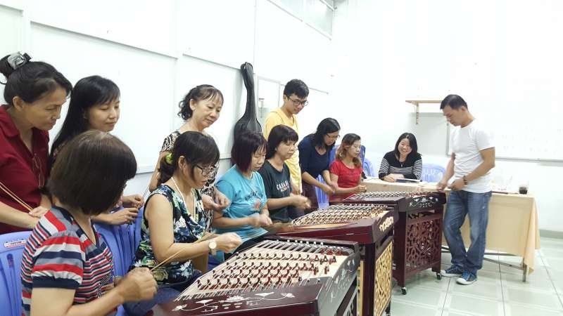 粵曲藝-樂器培訓班的學員在學揚琴。