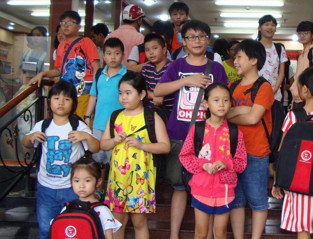 第十一郡越澳英語學校有眾多華人子弟就讀。