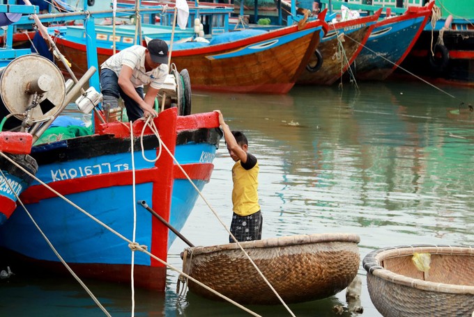 漁民繫緊船隻以防颱風。