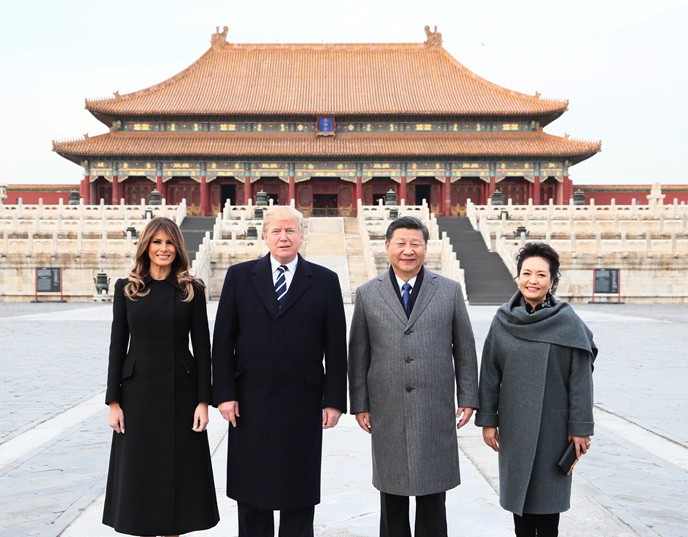 中國國家主席習近平和夫人彭麗媛在故宮暢音閣與美國總統特朗普和夫人梅拉尼婭。
