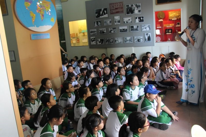 上百越華學生學習胡伯伯愛國事跡。