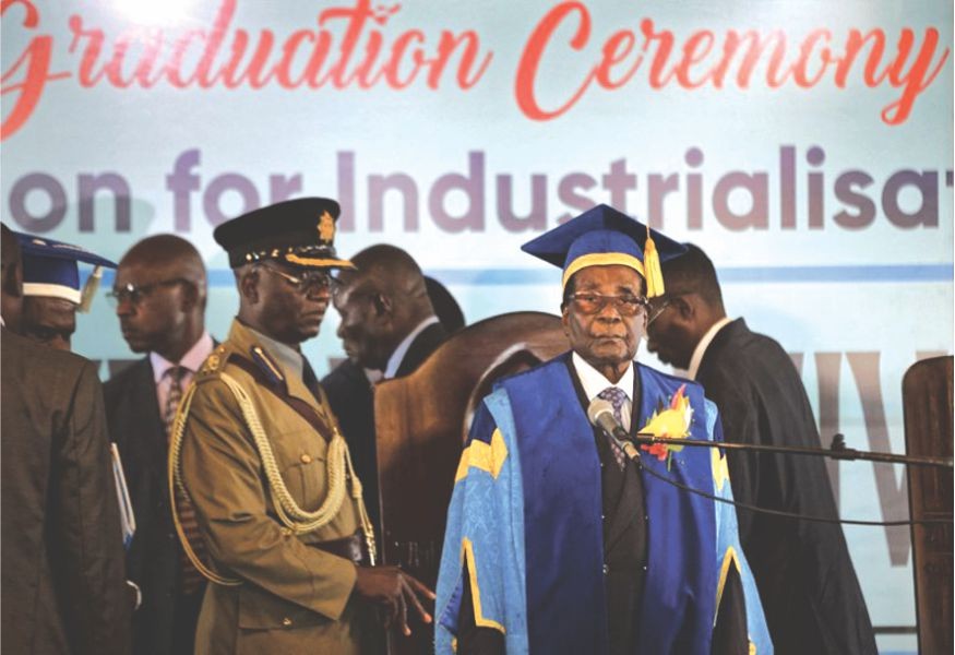 穆加貝現身一所大學的畢業典禮上（右一）。