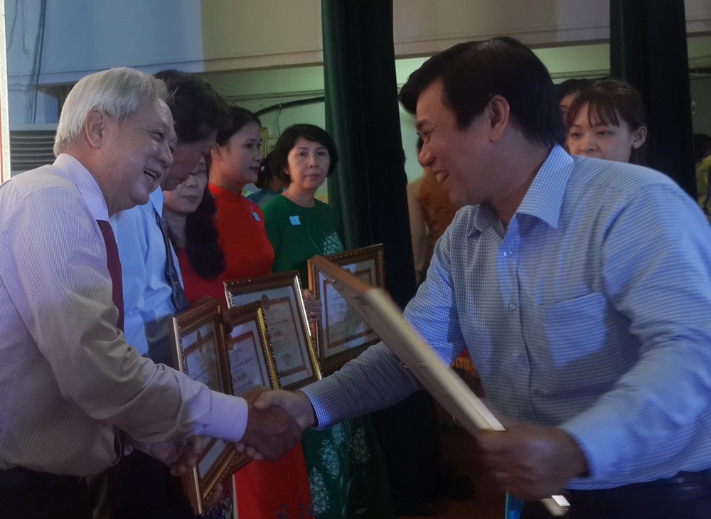 麥劍雄中學華人校長唐煌梅獲市人委會頒發“優秀老師”稱號。
