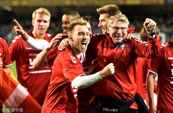 丹麥隊為入圍世界盃決賽圈歡笑。