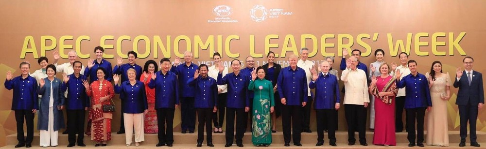 這次峰會的傳統服是越南的傳統絲綢襯衫，設有藍白兩種顏色。各經濟體領導人的全家福。